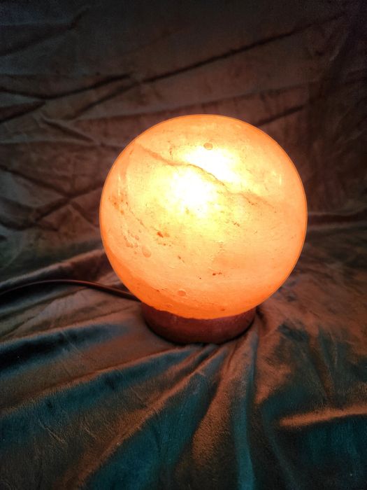 Lampa tip glob de sare roz din Himalaya
