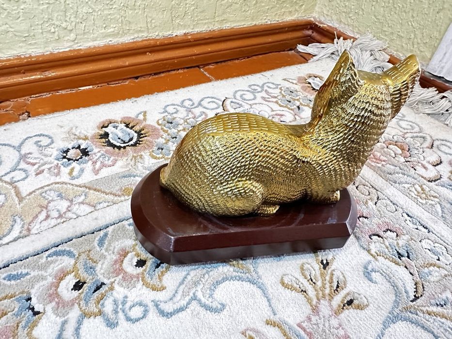 статуэтка золотого кота,