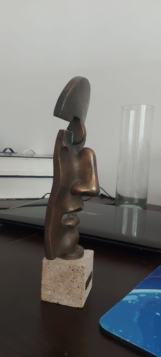 Sculptură din bronz pe soclu de piatră, sculptor Radu Ciobanu