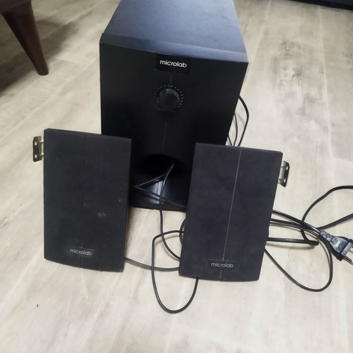 Сабвуфер с двумя колонками