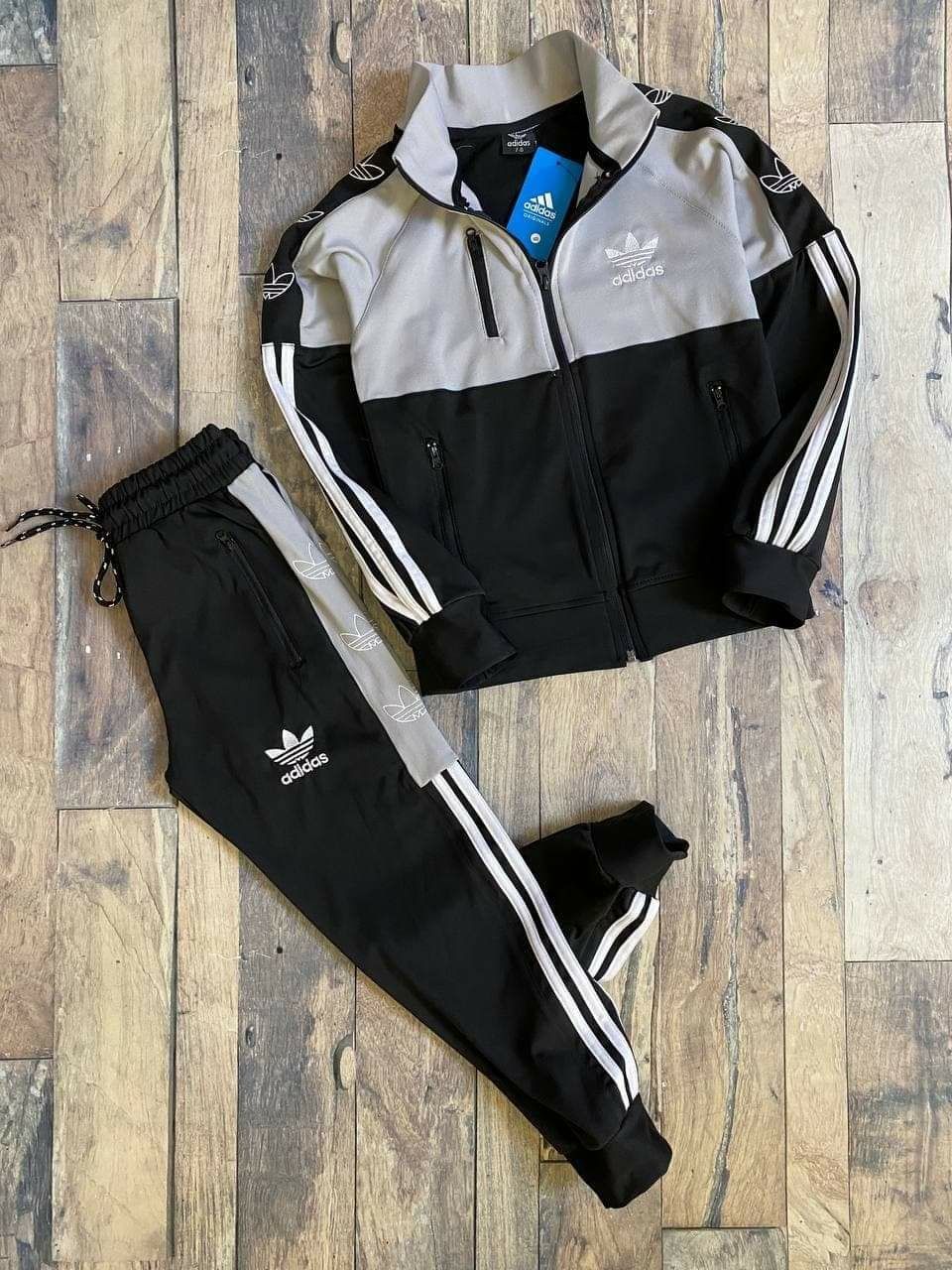 Trening Adidas unisex din silon, sigla cusuta