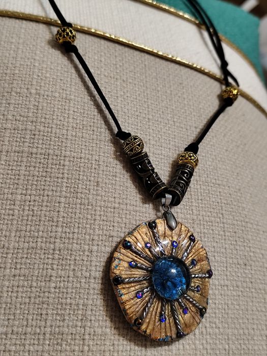 Арт Колие уникат , което допълва вашия стил.