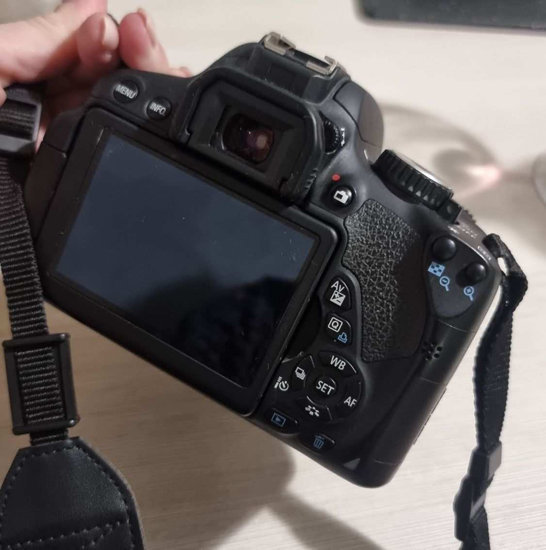 Продам зеркальный фотоаппарат CANON 650D