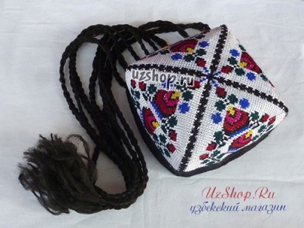 Узбекские народные головные уборы на праздники тюбетеики с косичками.