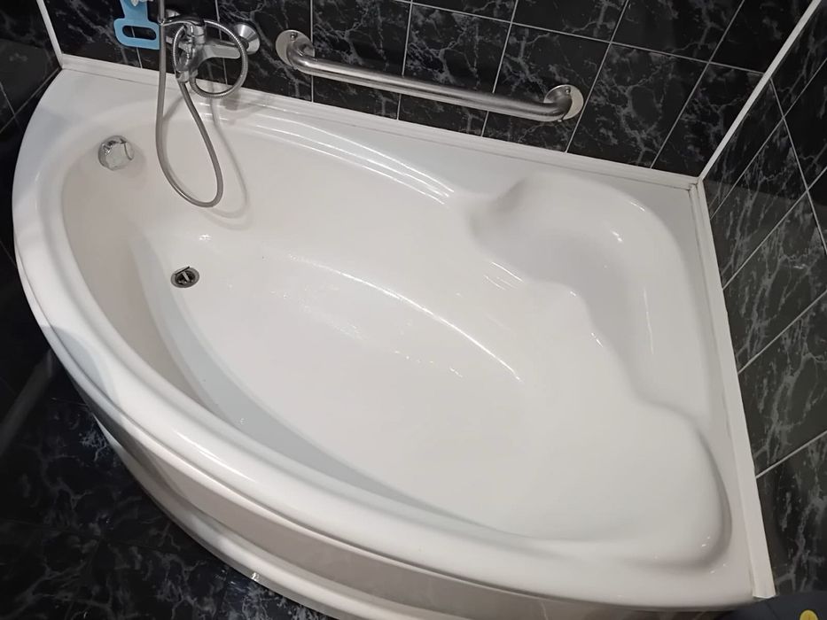 Cadă de colț cu scaun și mască