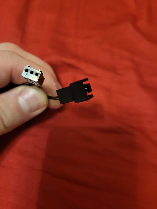 Vând 3 ventilatoare noi carcasă pc