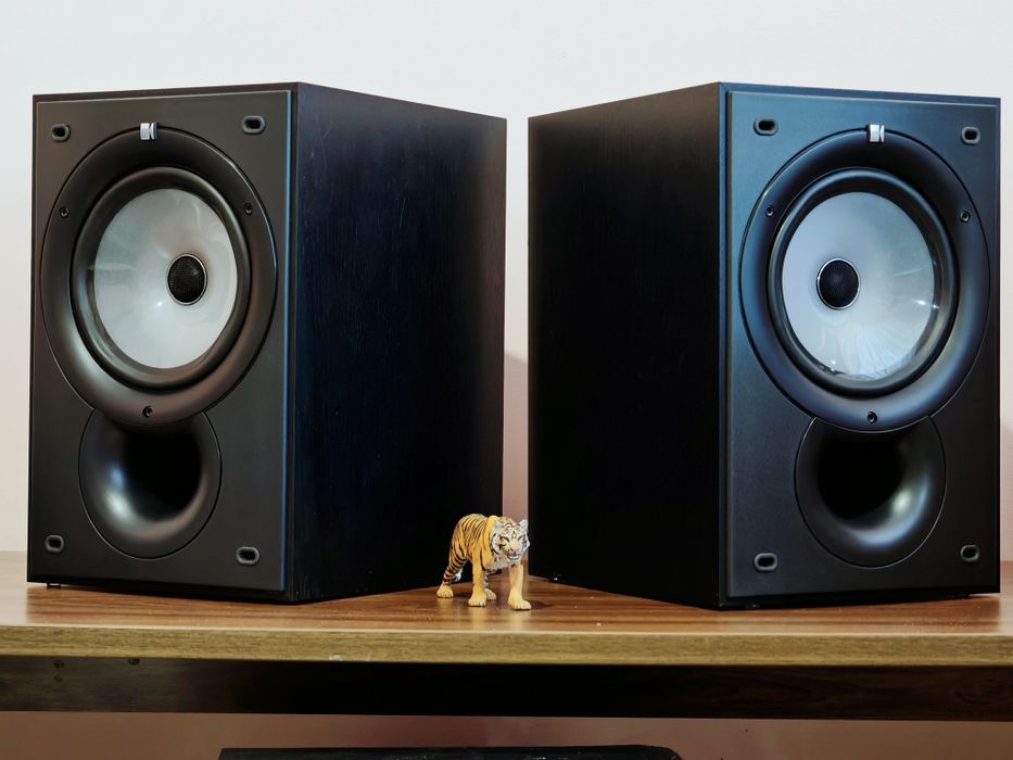 Kef Q15. Boxe raft top. Masive si bogate în detalii. Preț fix !