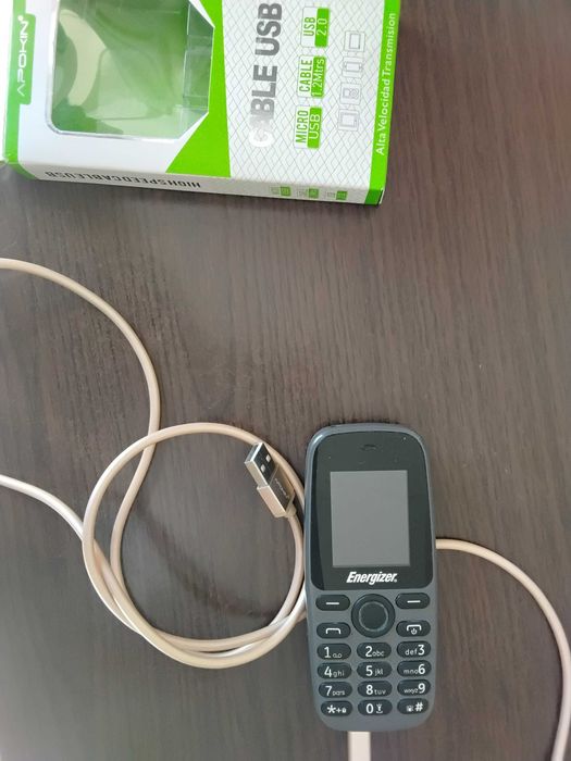 Телефон с кабел за зареждане