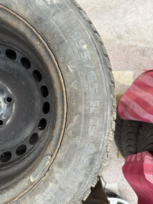 Vând set 4 cauciucuri de iarnă Volkswagen + 4 capace VW