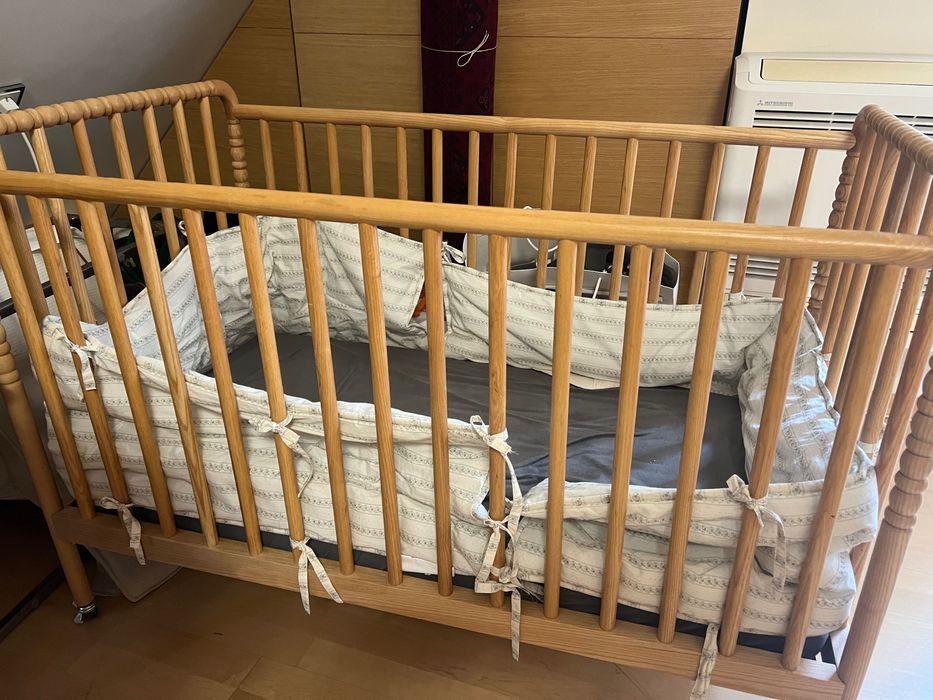 Продавам бебешко дървено легло с матрак от Зара Хоум