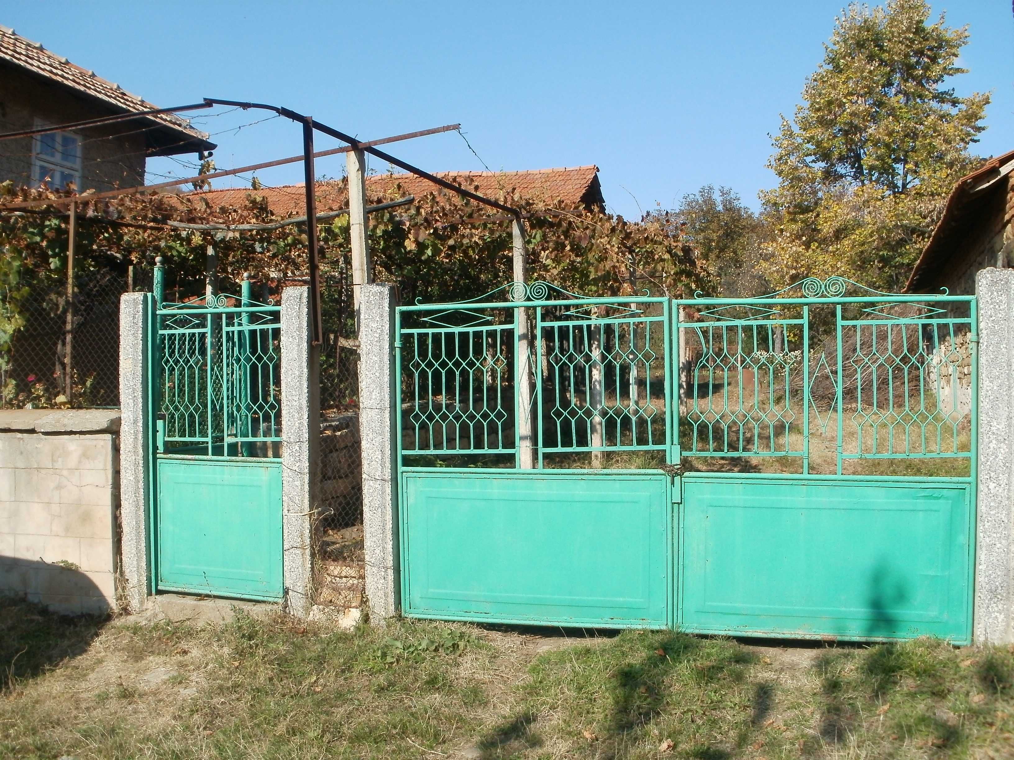 Къща на два етажа, 1250 кв.м. двор, с. Хлевене, Ловешко