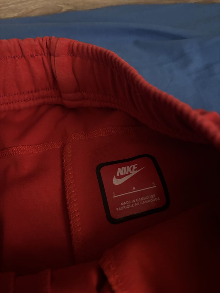 Продавам червен tech fleece