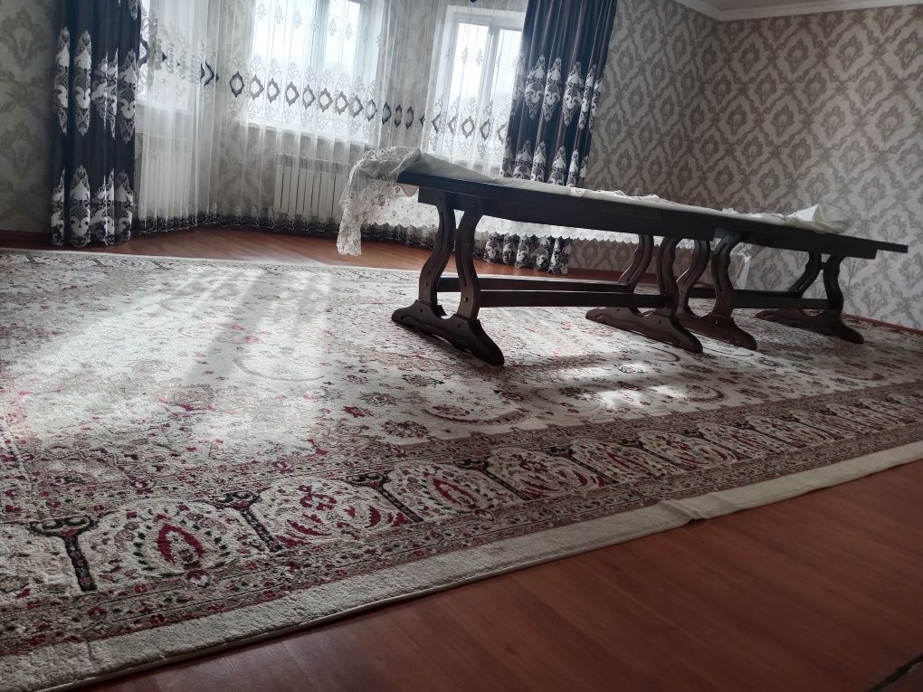 Продается ковер и овальный стол