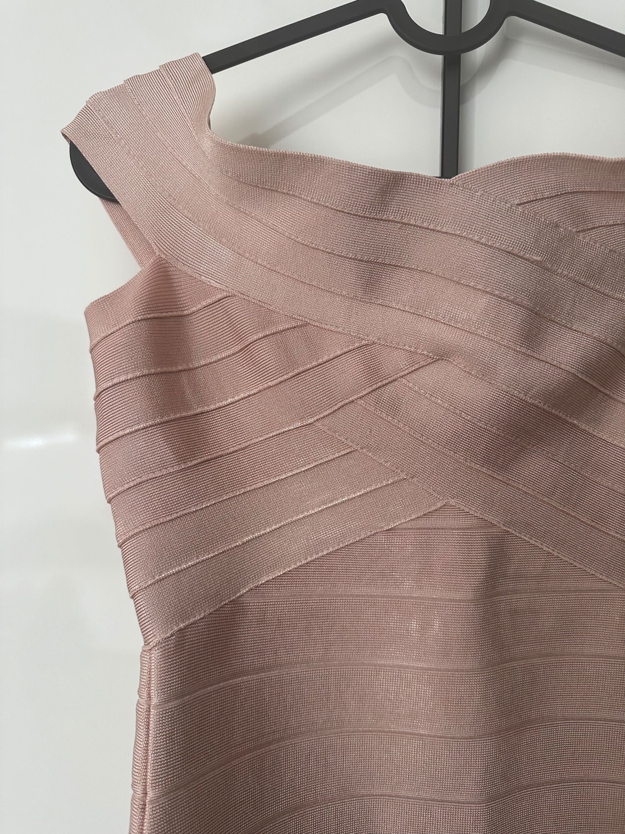Бандажна рокля по тялото в кремав / бледо розов цвят / bandage dress