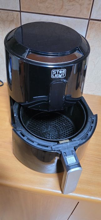 Vând airfryer Starlight