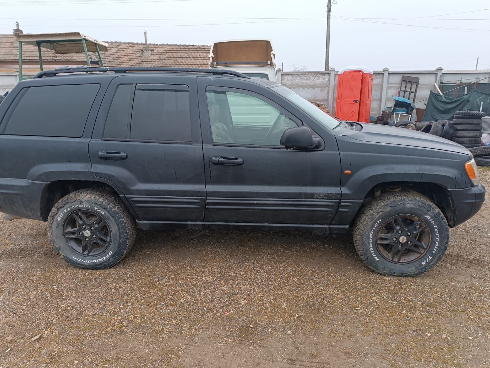 Vand si dezmembrez masina jeep grand cherokee