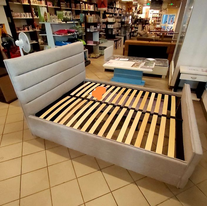 Pat tapitat, noptiere tapițate, taburet mare, gresie, boiler Ariston