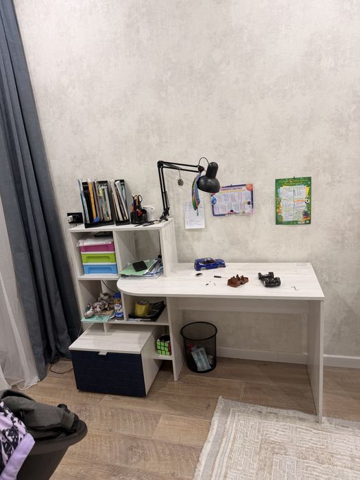 Стол и шкаф в детскую