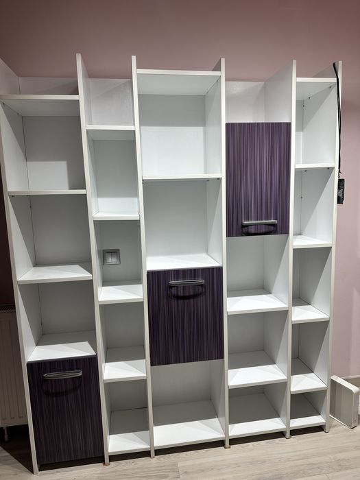 Biblioteca alb cu mov cu dulapuri
