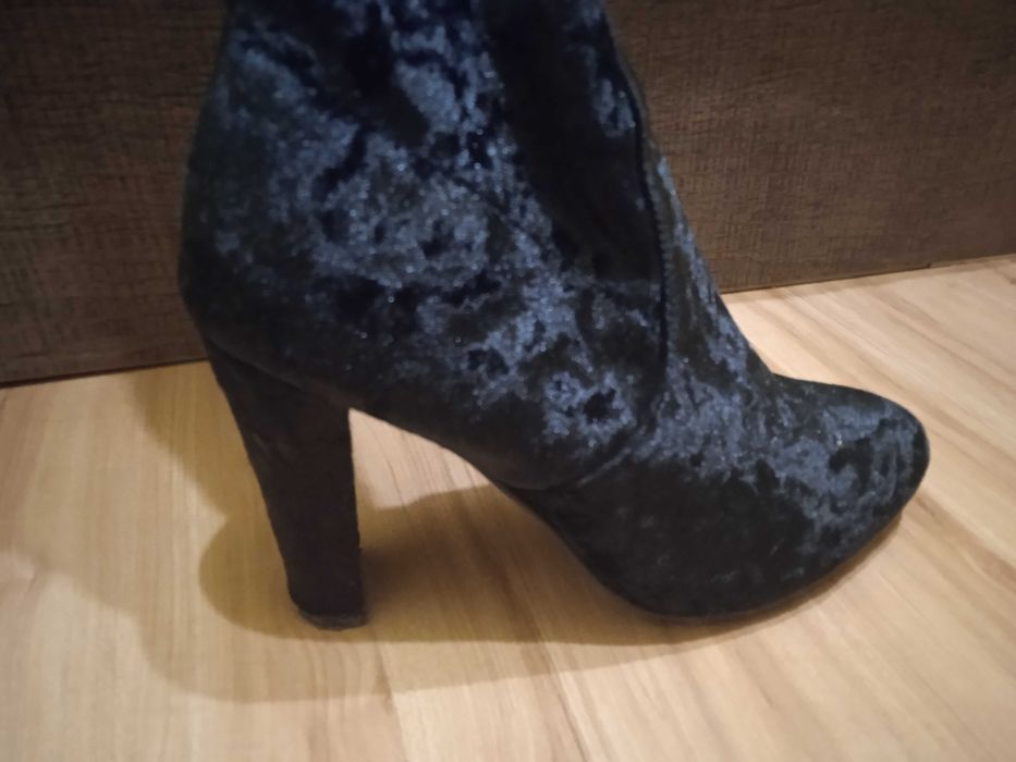 Продавам дамски чизми.