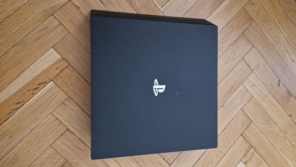 Продавам PS4 Pro