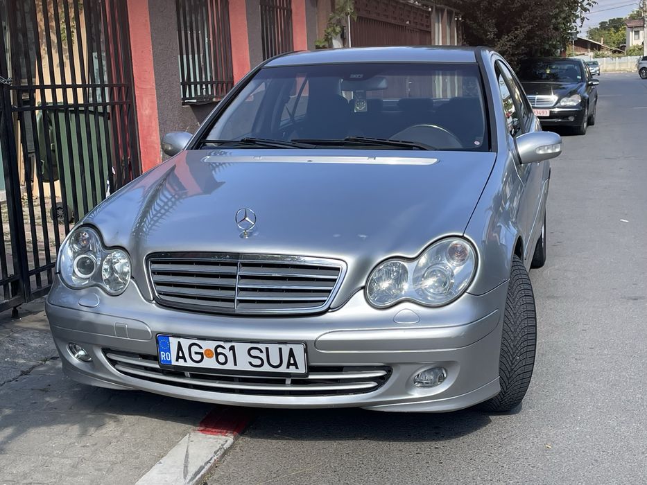 Mercedes-Benz C220D din 2004 masina arata si functioneqza imbecabil