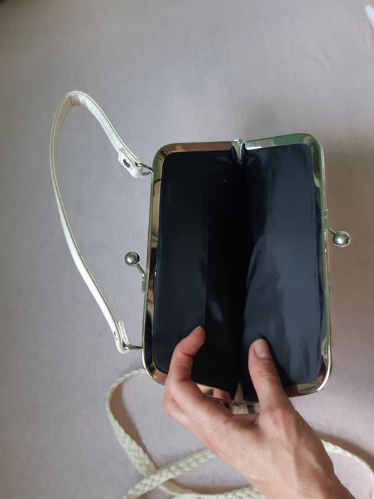 Нови мини дамски чанти в кремав цвят.