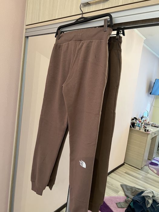 Pantaloni trening The North Face cu eticheta