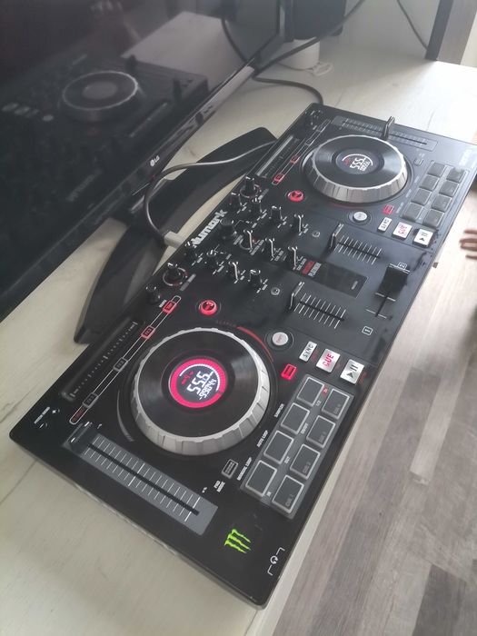 Numark mixtrack pltinum dj console