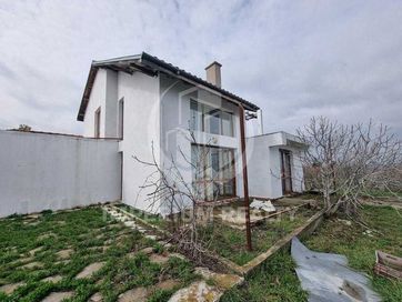 Голяма двуетажна къща с 2 спални и гараж в село Александрово