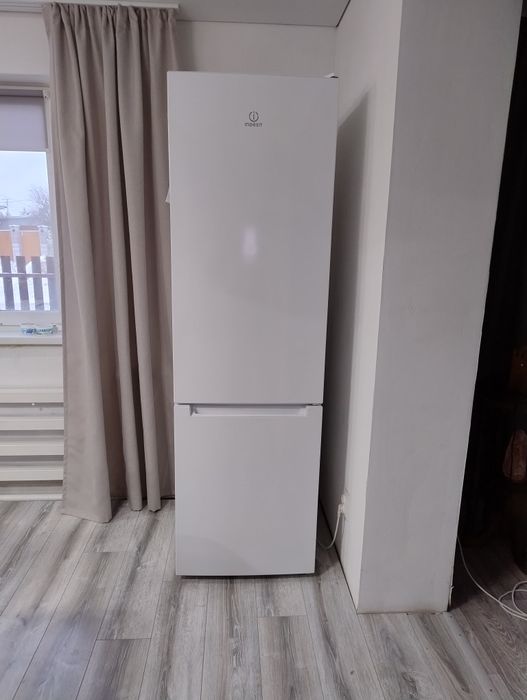 Холодильник с морозильной камерой