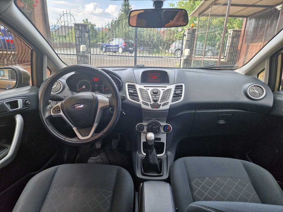 Vând Ford Fiesta 1.6 TDCi 2011 - Km reali + set anvelope iarnă bonus