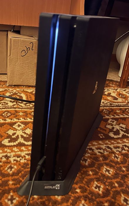 Продаю Sony Playstation 4 Pro