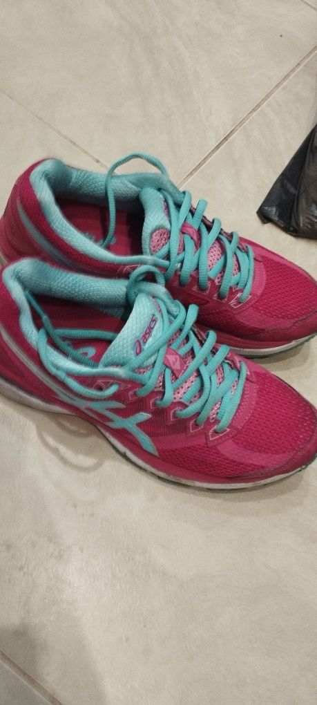 Маратонки ASICS  36 номер