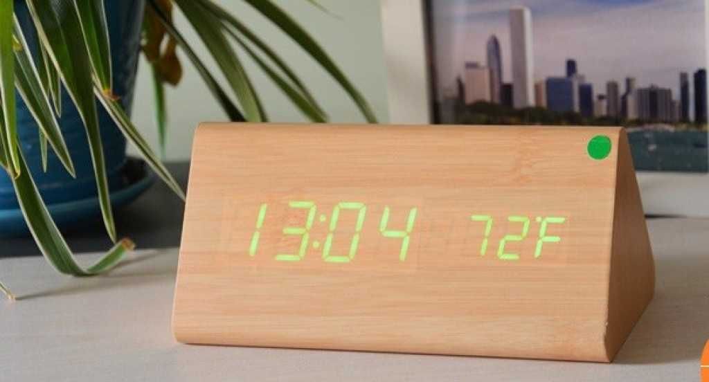 LED Цифров часовник, дървен показващ  часа и температурата