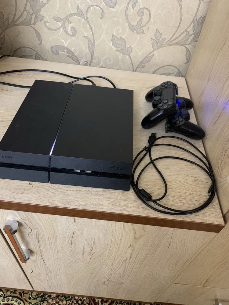Продаю Sony PlayStation 4 в отличном состоянии