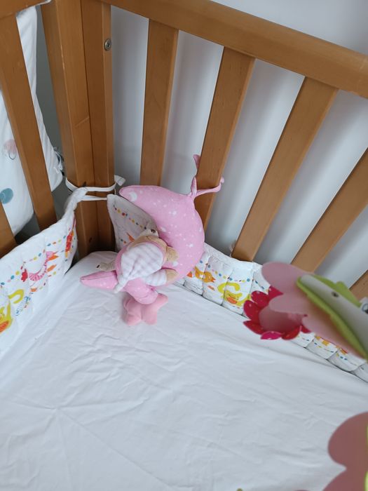 Pătut bebe lemn natural+ jucării & lenjerie.