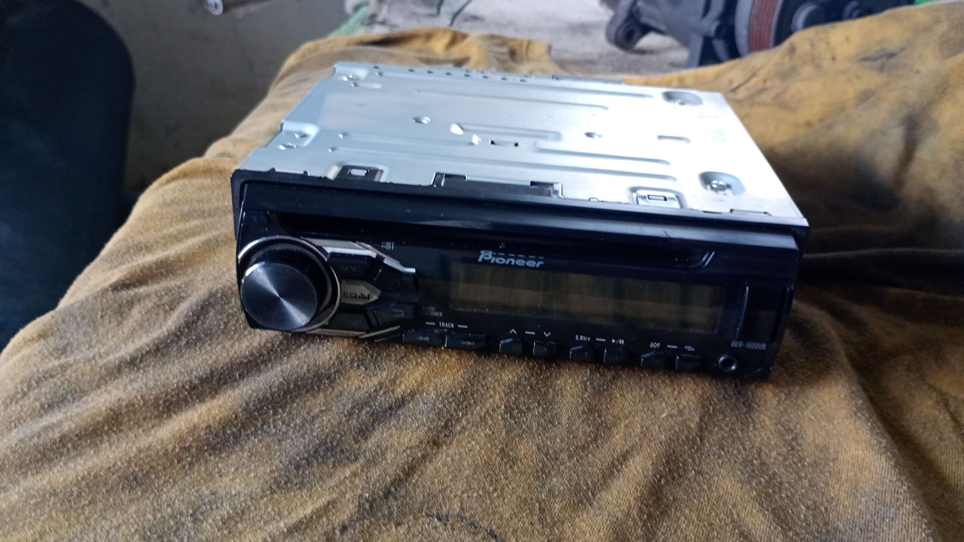Pioneer DEH-1800UB с USB и диск