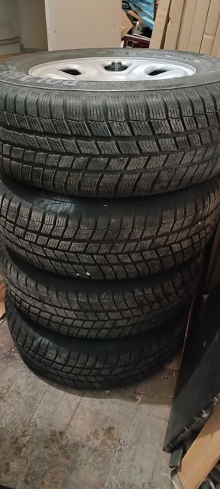 Гуми с джанти 235-70-16