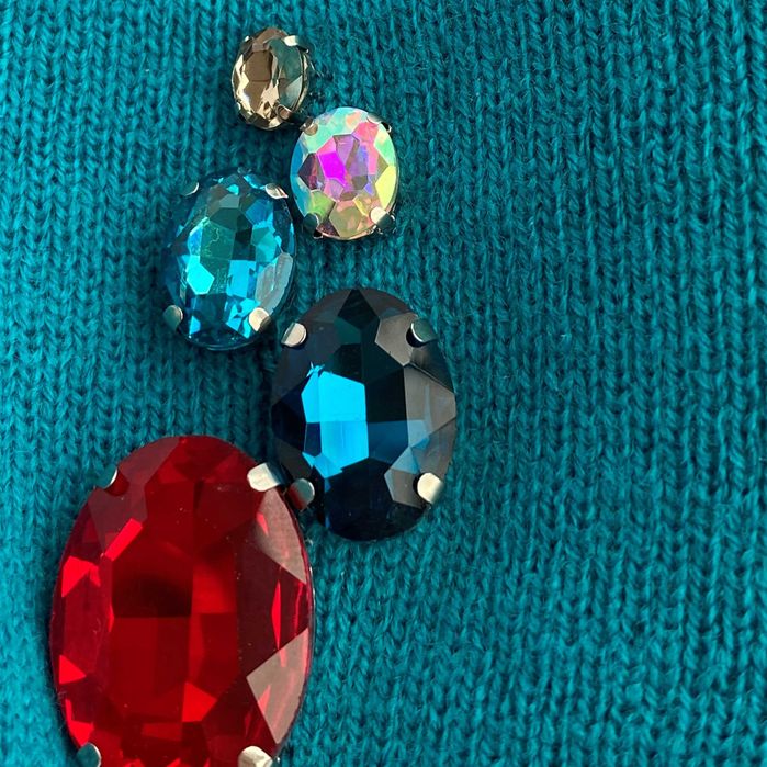 Уникална шапка с цветни кристали