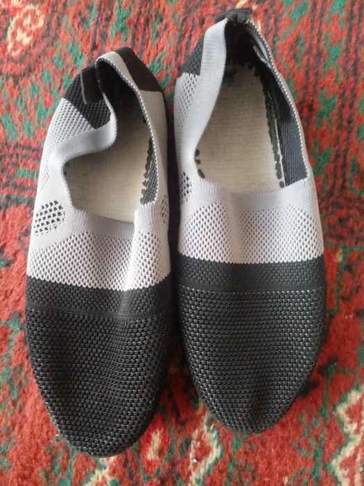 Oyoq kiyimlar sotiladi