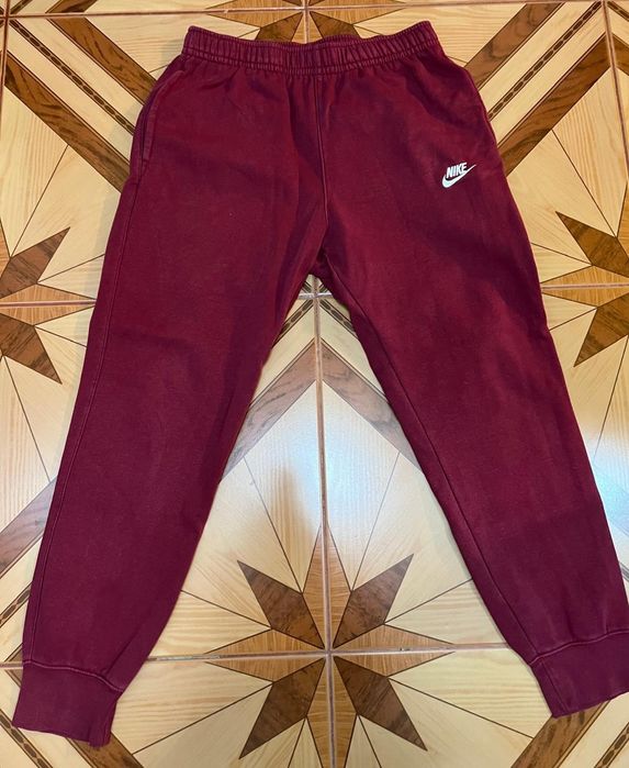 Vând pantaloni NIKE SPORTS WEAR, mărimea M