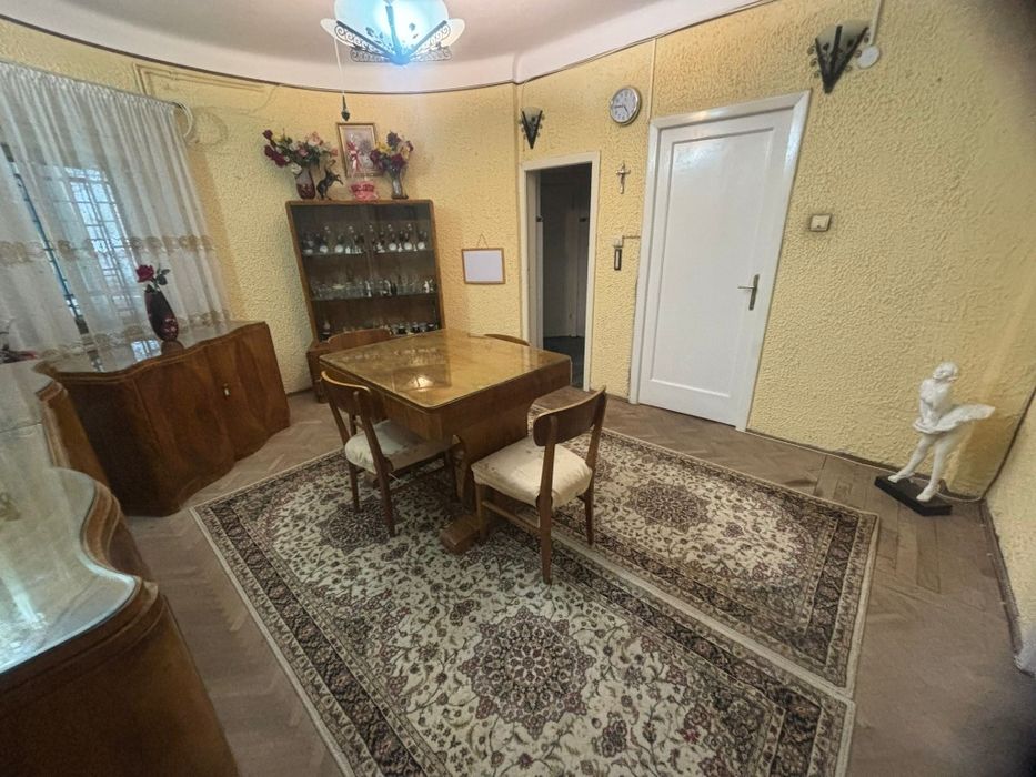 Apartament intr-o casa de inchiriat