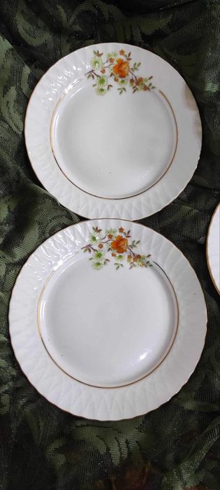 Порцеланови чинии и супник за допълване на мрежеста Изида