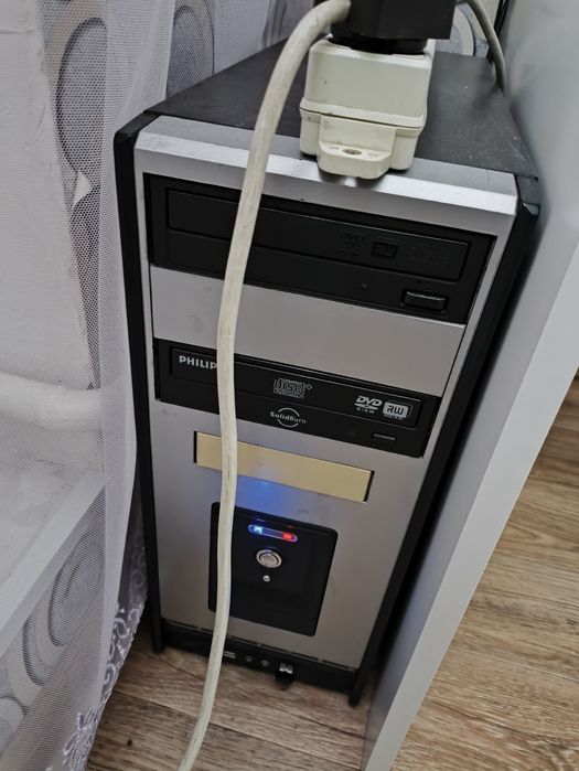 Компьютер с монитором и клавиатурой.