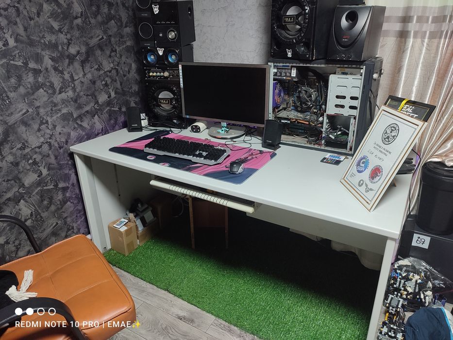 Компьютерный стол с газоном