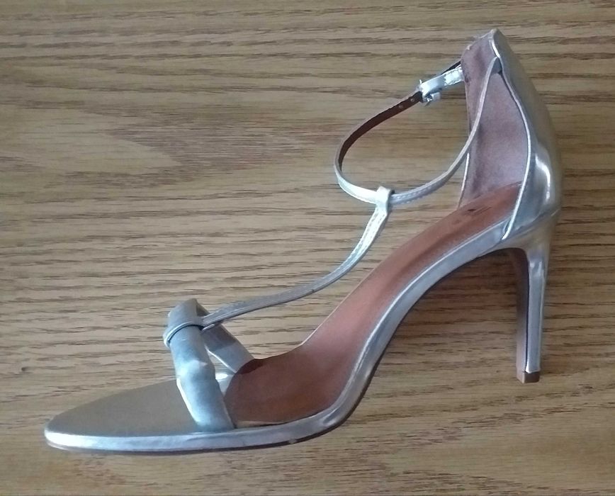 Vand Sandale Dama H&M, masura 39, culoare argintiu, toc 10 cm.