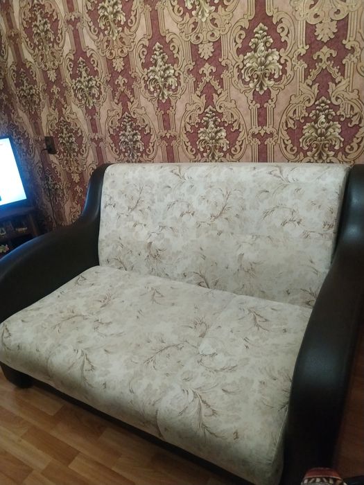 Диван с кожаными спинками