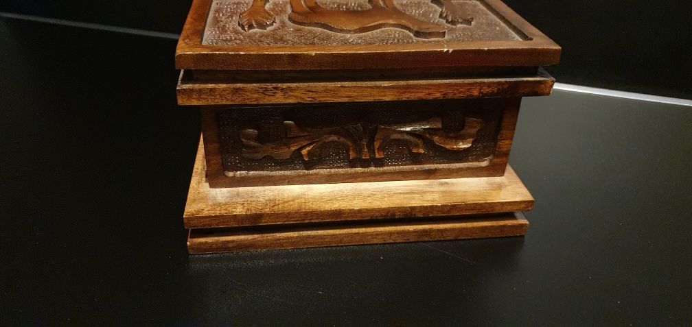 Casetă bijuterii din lemn cu închidere ascunsă