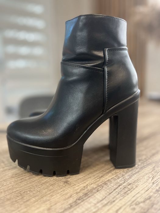 Дамски боти на ток